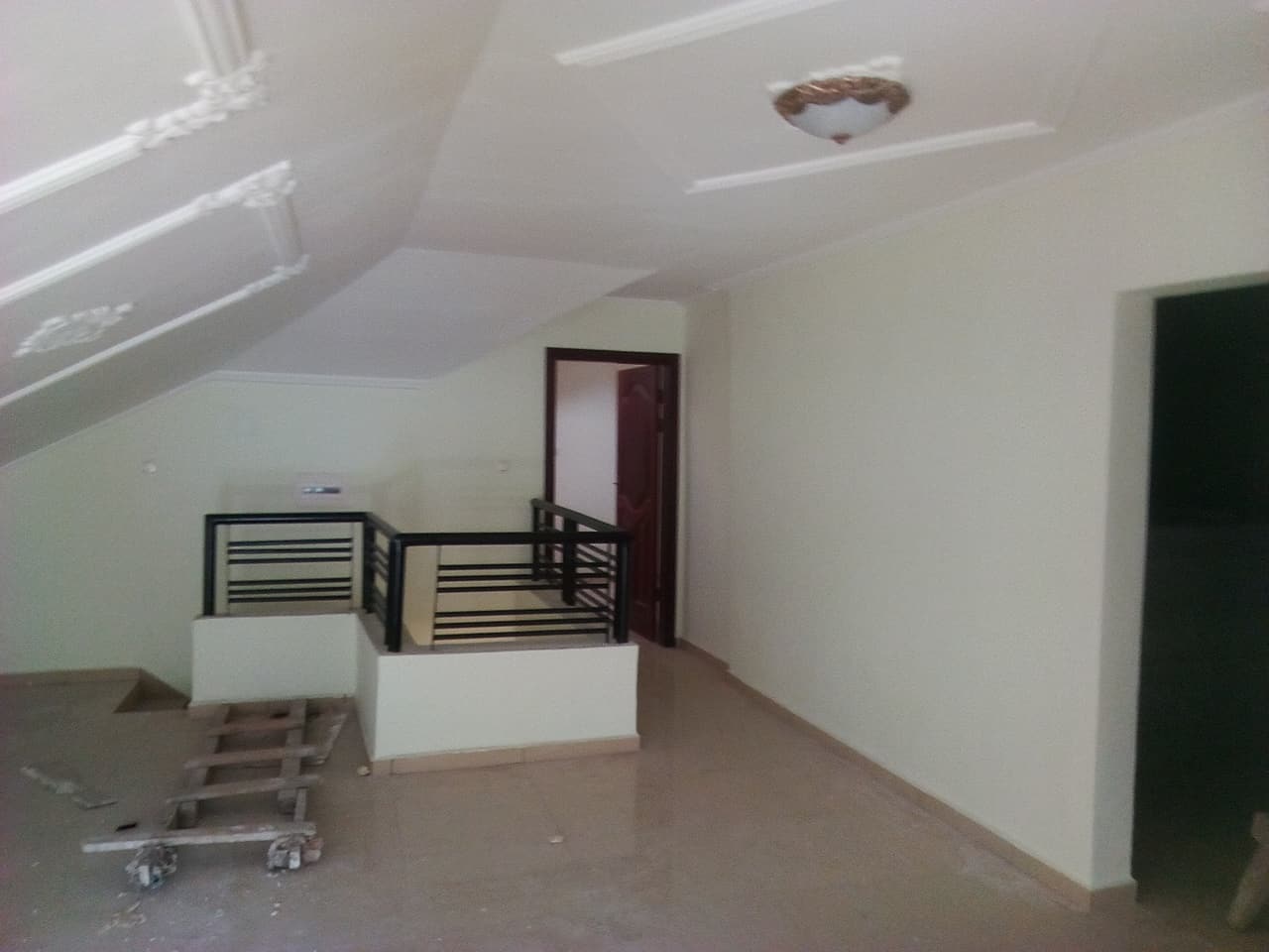 Apartment to rent - Yaoundé, Bastos, Rond point(Appartement duplex) - 1 living room(s), 3 bedroom(s), 5 bathroom(s) - 1 200 000 FCFA / month