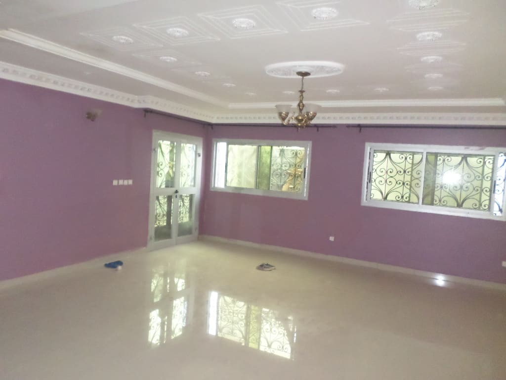 House (Villa) to rent - Yaoundé, Bastos, Pas loin de l'école - 1 living room(s), 4 bedroom(s), 3 bathroom(s) - 1 300 000 FCFA / month