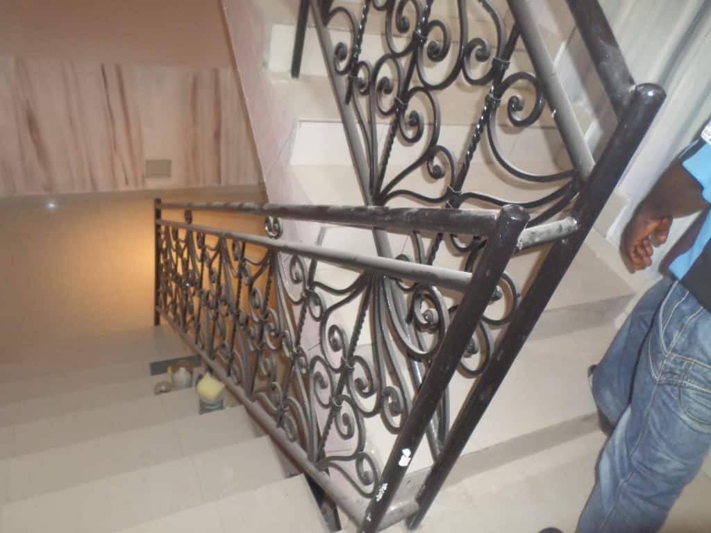 House (Villa) to rent - Yaoundé, Bastos, Pas loin de l'école - 1 living room(s), 4 bedroom(s), 3 bathroom(s) - 1 300 000 FCFA / month