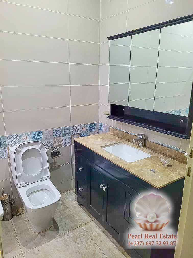 Maison (Villa) à louer - Yaoundé, Bastos, Piccini - 1 salon(s), 3 chambre(s), 3 salle(s) de bains - 2 500 000 FCFA / mois