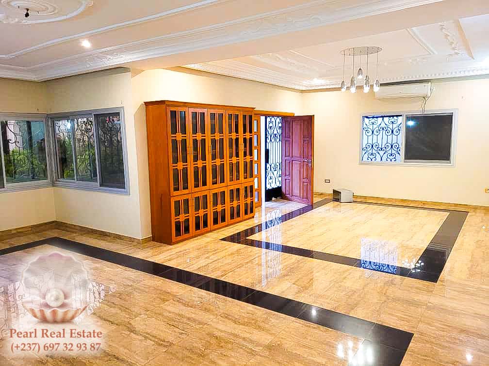 Maison (Villa) à louer - Yaoundé, Bastos, Piccini - 1 salon(s), 3 chambre(s), 3 salle(s) de bains - 2 500 000 FCFA / mois