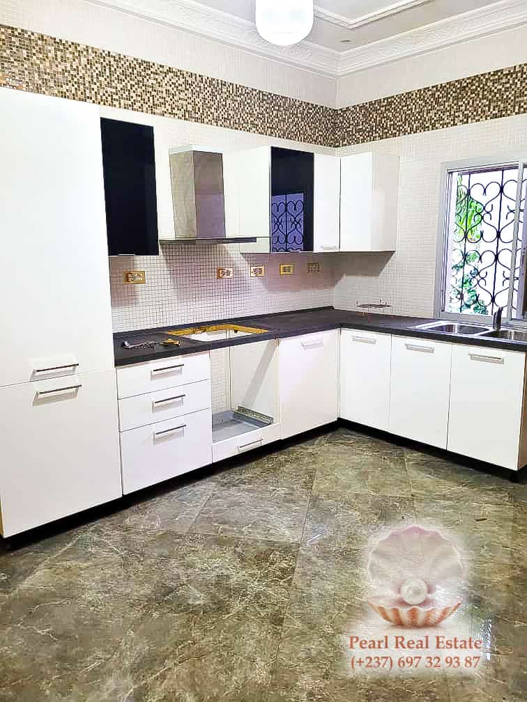 Maison (Villa) à louer - Yaoundé, Bastos, Piccini - 1 salon(s), 3 chambre(s), 3 salle(s) de bains - 2 500 000 FCFA / mois