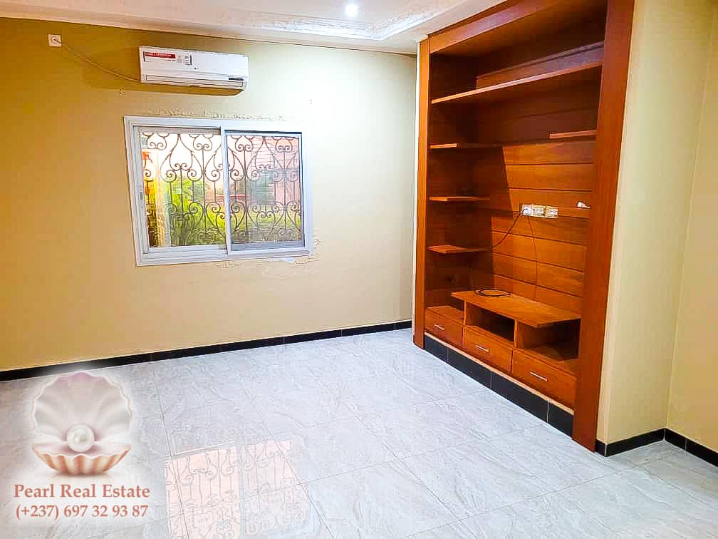 Maison (Villa) à louer - Yaoundé, Bastos, Piccini - 1 salon(s), 3 chambre(s), 3 salle(s) de bains - 2 500 000 FCFA / mois