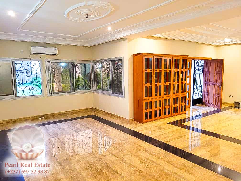 Maison (Villa) à louer - Yaoundé, Bastos, Piccini - 1 salon(s), 3 chambre(s), 3 salle(s) de bains - 2 500 000 FCFA / mois