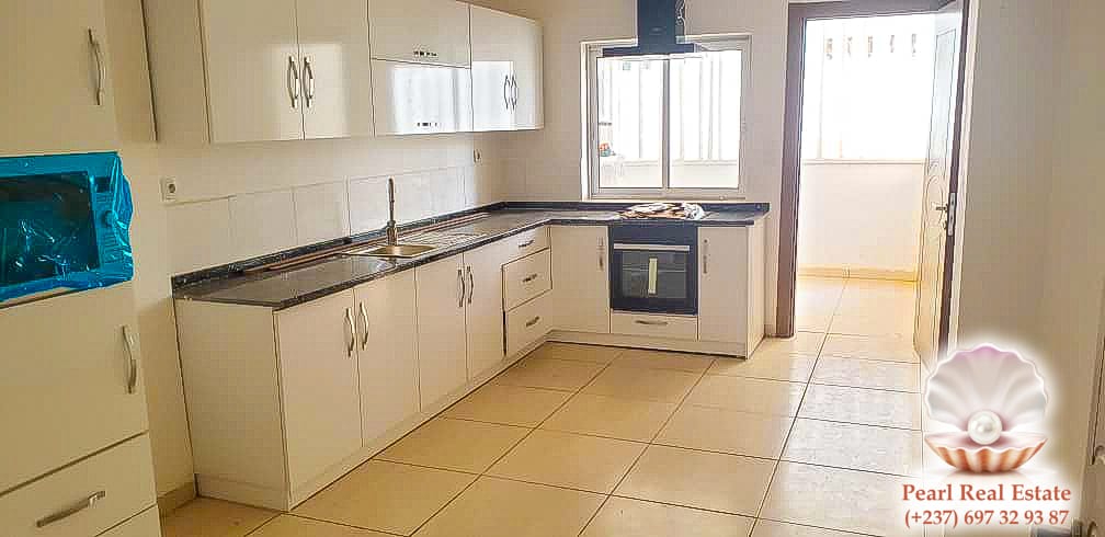 Apartment to rent - Yaoundé, Bastos, Bastos - 1 living room(s), 3 bedroom(s), 2 bathroom(s) - 1 500 000 FCFA / month