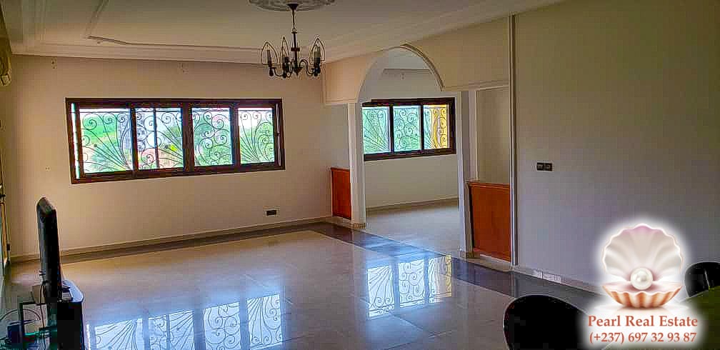 Appartement à louer - Yaoundé, Bastos, Golf - 1 salon(s), 3 chambre(s), 2 salle(s) de bains - 1 300 000 FCFA / mois