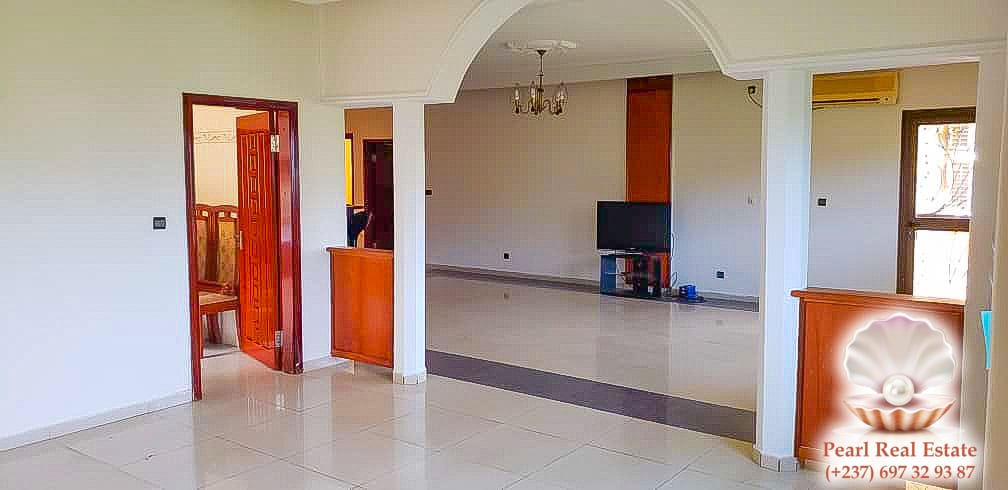 Appartement à louer - Yaoundé, Bastos, Golf - 1 salon(s), 3 chambre(s), 2 salle(s) de bains - 1 300 000 FCFA / mois