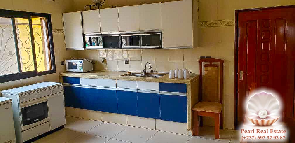 Appartement à louer - Yaoundé, Bastos, Golf - 1 salon(s), 3 chambre(s), 2 salle(s) de bains - 1 300 000 FCFA / mois