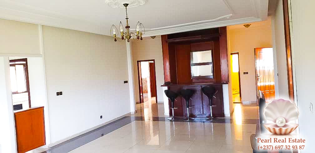 Appartement à louer - Yaoundé, Bastos, Golf - 1 salon(s), 3 chambre(s), 2 salle(s) de bains - 1 300 000 FCFA / mois