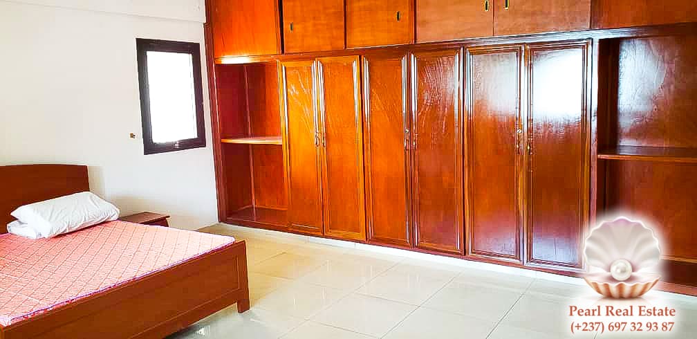 Appartement à louer - Yaoundé, Bastos, Golf - 1 salon(s), 3 chambre(s), 2 salle(s) de bains - 1 300 000 FCFA / mois