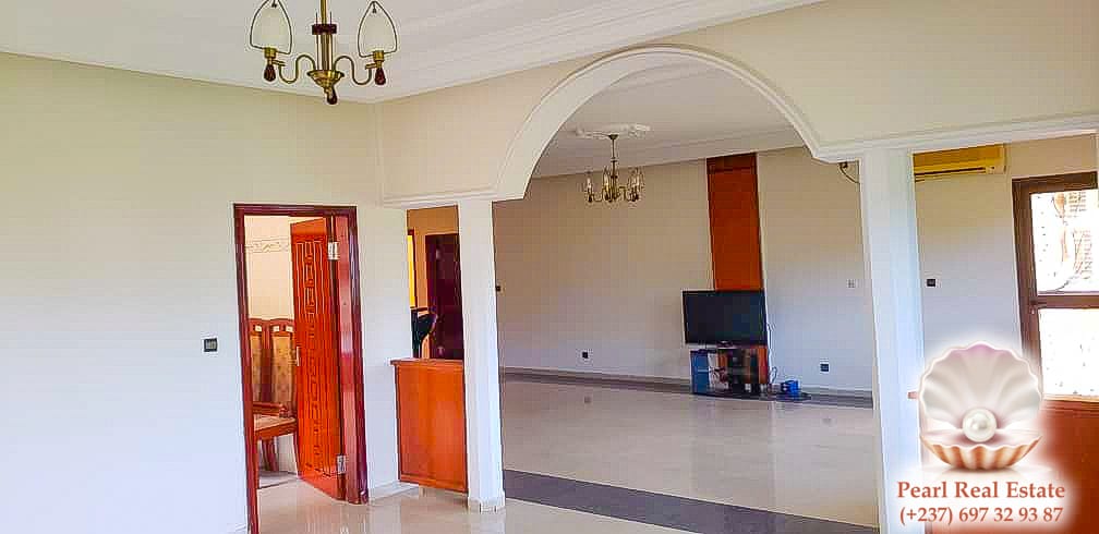 Appartement à louer - Yaoundé, Bastos, Golf - 1 salon(s), 3 chambre(s), 2 salle(s) de bains - 1 300 000 FCFA / mois