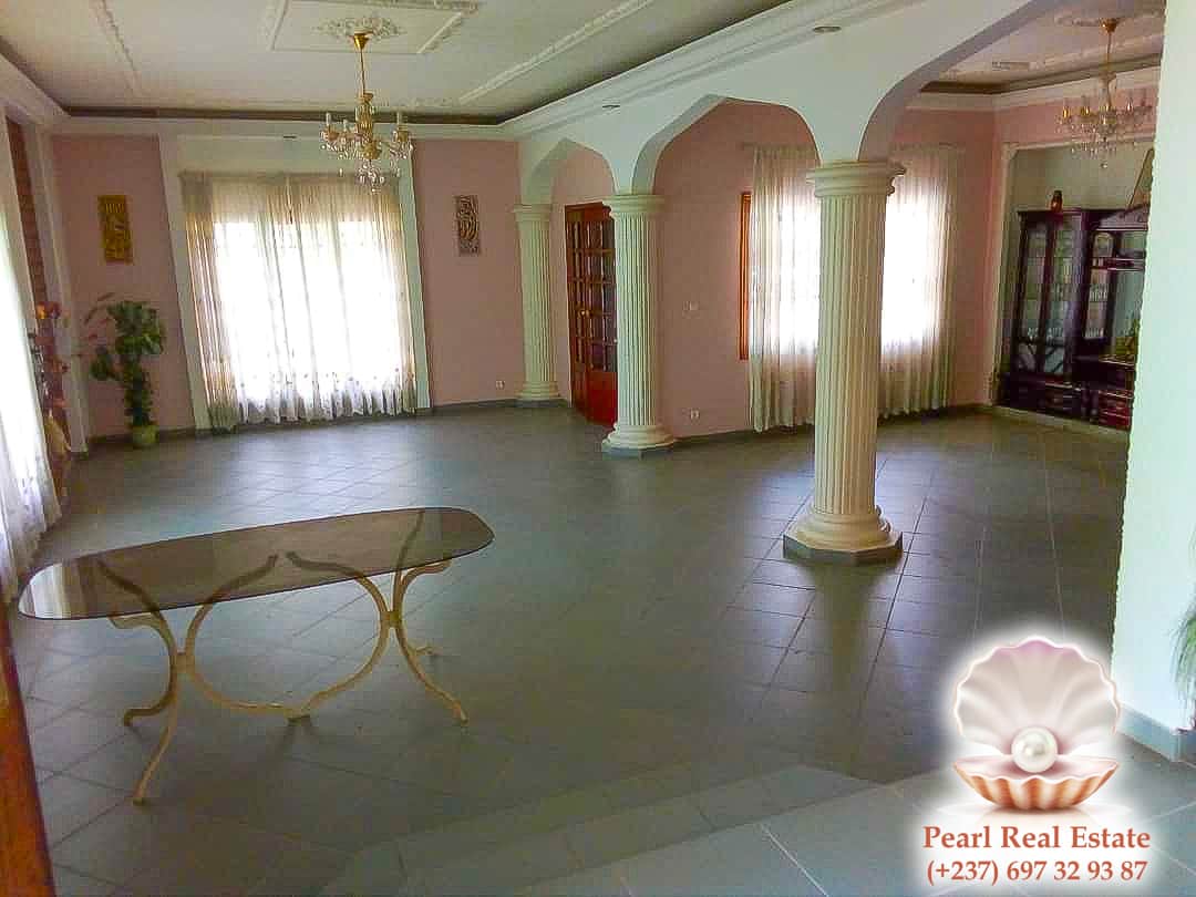 Maison (Villa) à louer - Yaoundé, Quartier Fouda, Omnisports - 1 salon(s), 4 chambre(s), 3 salle(s) de bains - 900 000 FCFA / mois
