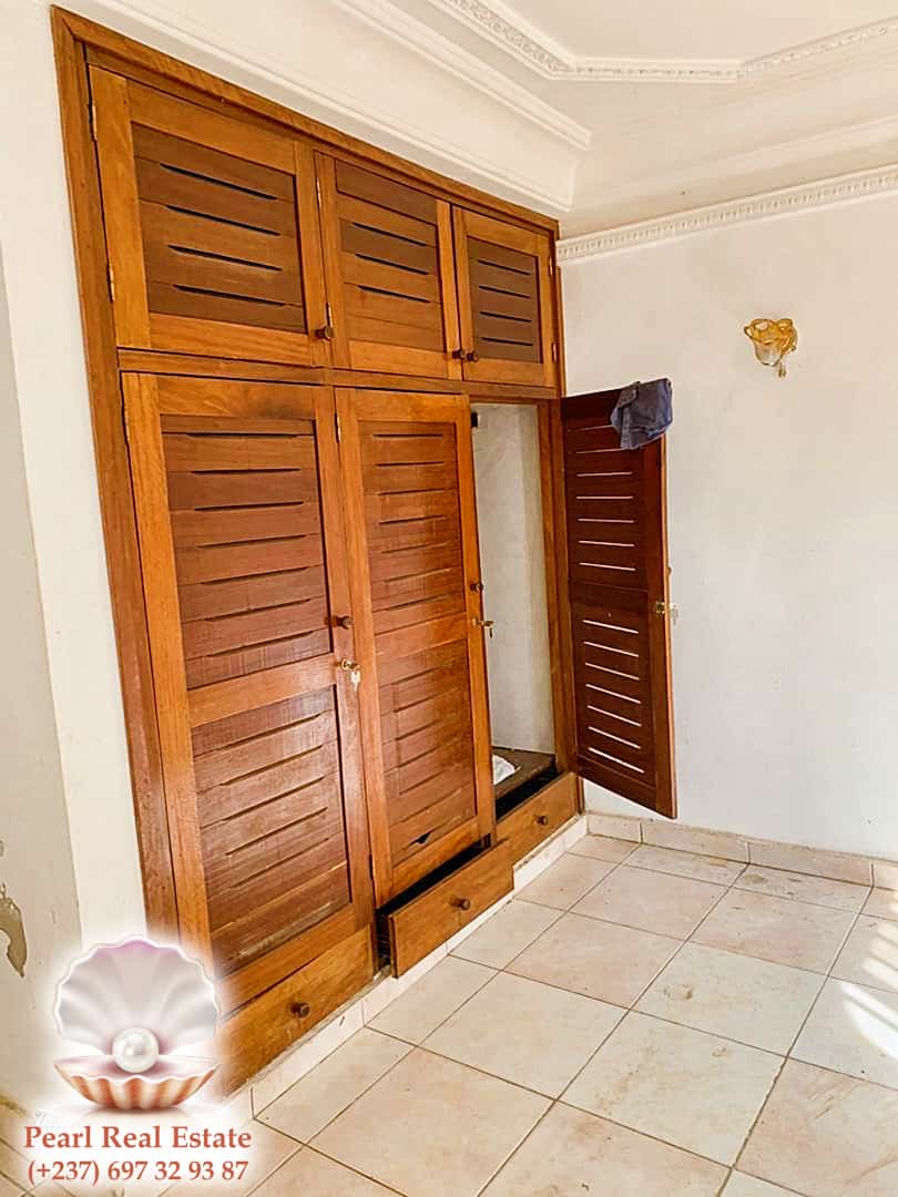 Maison (Villa) à louer - Yaoundé, Bastos, Bastos - 1 salon(s), 4 chambre(s), 3 salle(s) de bains - 2 000 000 FCFA / mois
