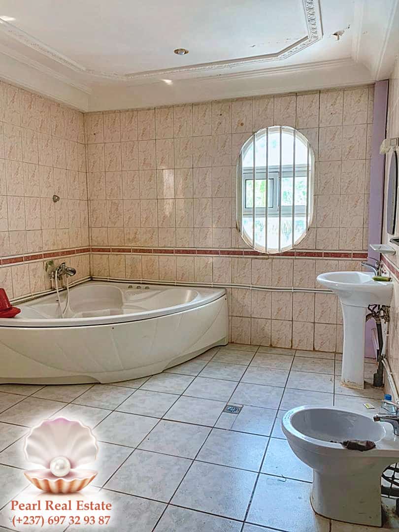 Maison (Villa) à louer - Yaoundé, Bastos, Bastos - 1 salon(s), 4 chambre(s), 3 salle(s) de bains - 2 000 000 FCFA / mois