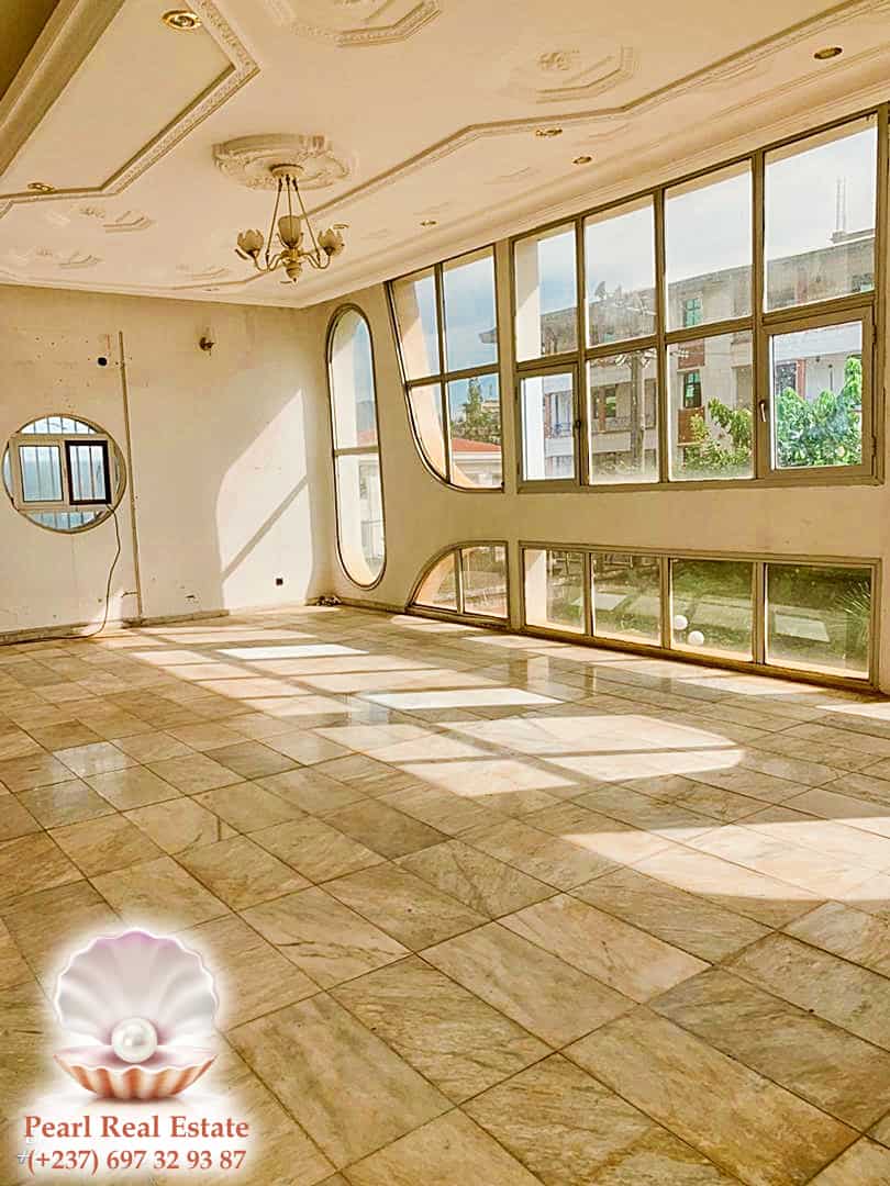 Maison (Villa) à louer - Yaoundé, Bastos, Bastos - 1 salon(s), 4 chambre(s), 3 salle(s) de bains - 2 000 000 FCFA / mois