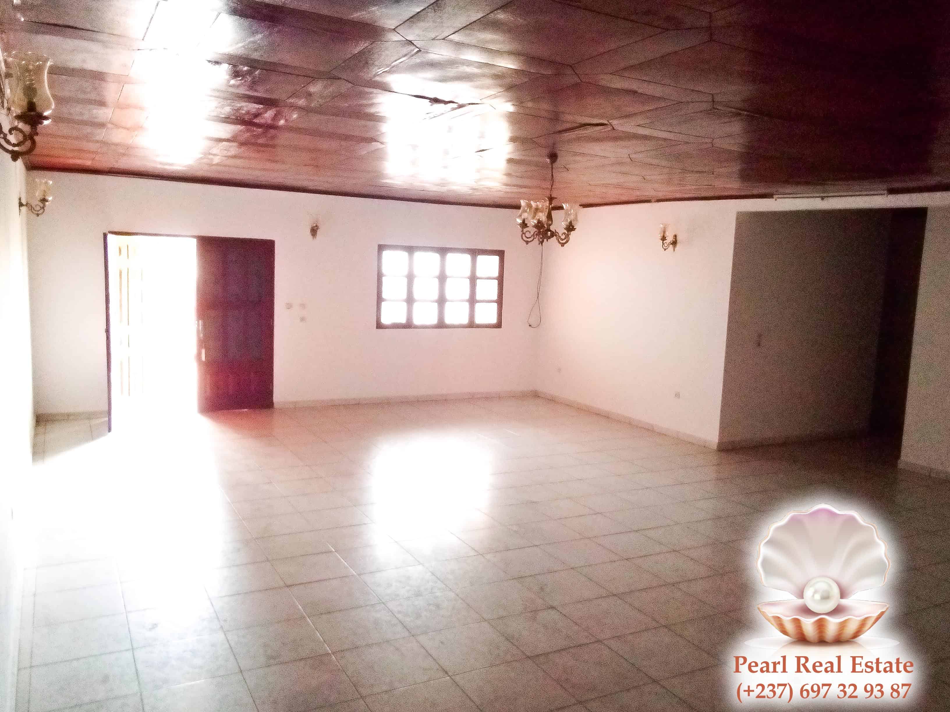 Maison (Villa) à louer - Yaoundé, Etoug-Ebe, Petrolex - 1 salon(s), 4 chambre(s), 3 salle(s) de bains - 500 000 FCFA / mois