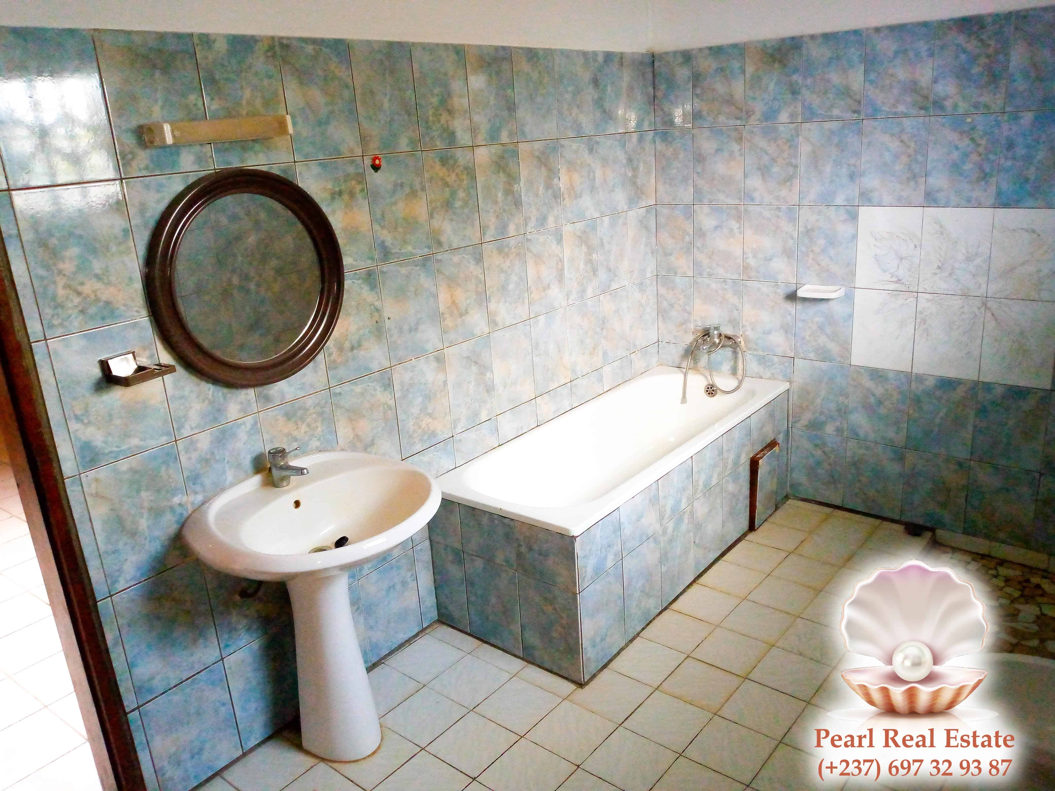 Maison (Villa) à louer - Yaoundé, Etoug-Ebe, Petrolex - 1 salon(s), 4 chambre(s), 3 salle(s) de bains - 500 000 FCFA / mois
