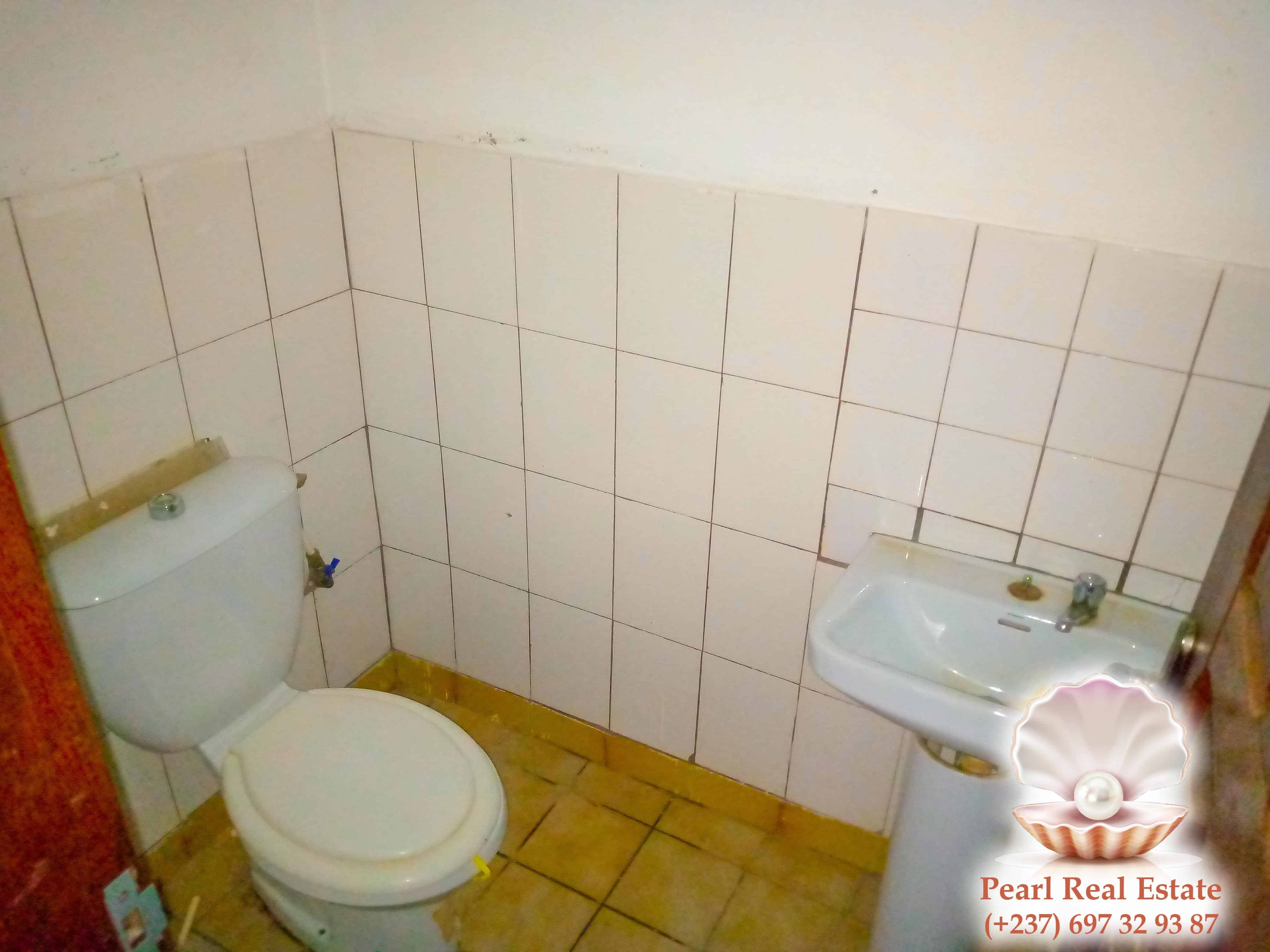 Maison (Villa) à louer - Yaoundé, Etoug-Ebe, Petrolex - 1 salon(s), 4 chambre(s), 3 salle(s) de bains - 500 000 FCFA / mois