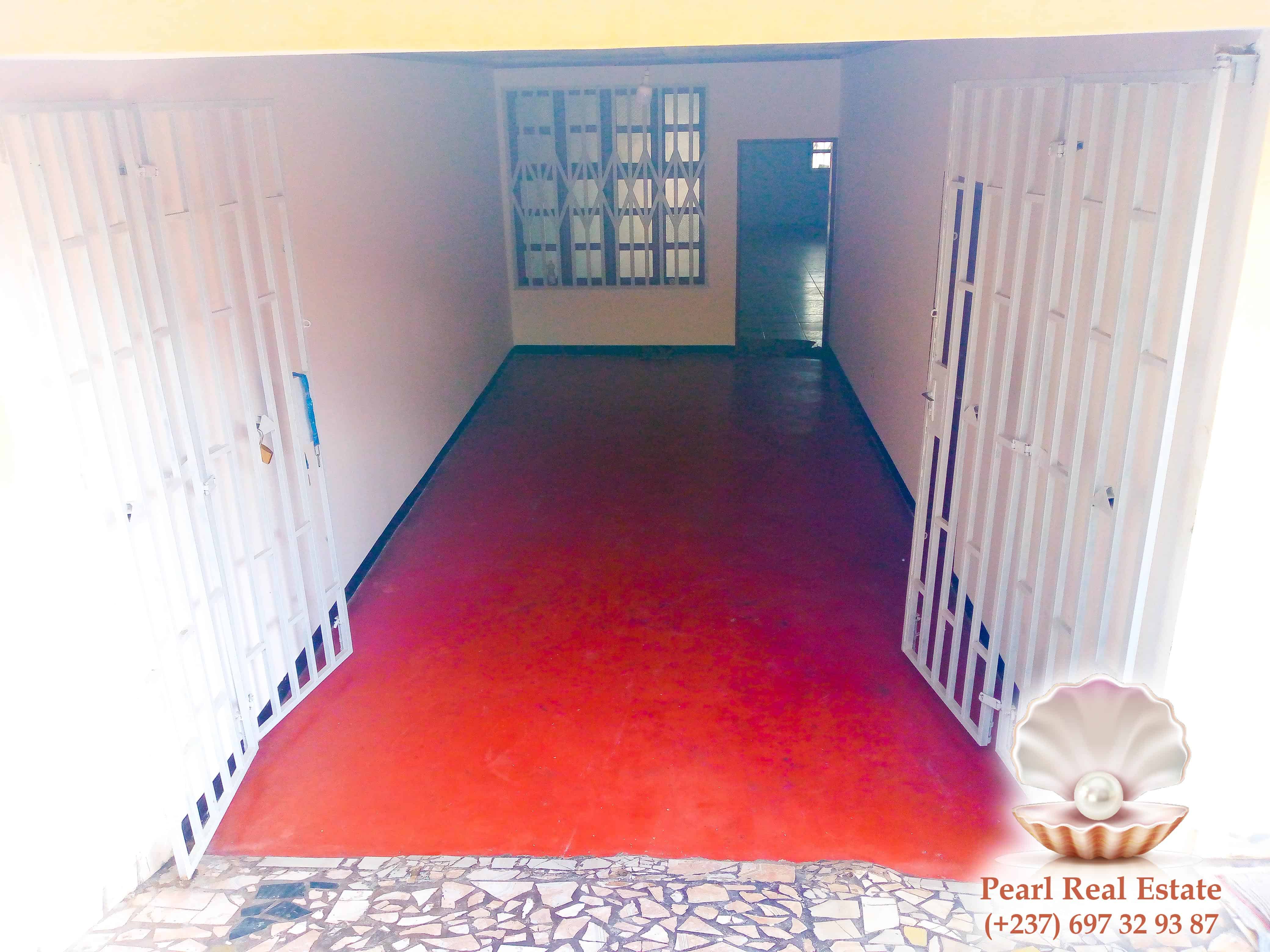 Maison (Villa) à louer - Yaoundé, Etoug-Ebe, Petrolex - 1 salon(s), 4 chambre(s), 3 salle(s) de bains - 500 000 FCFA / mois