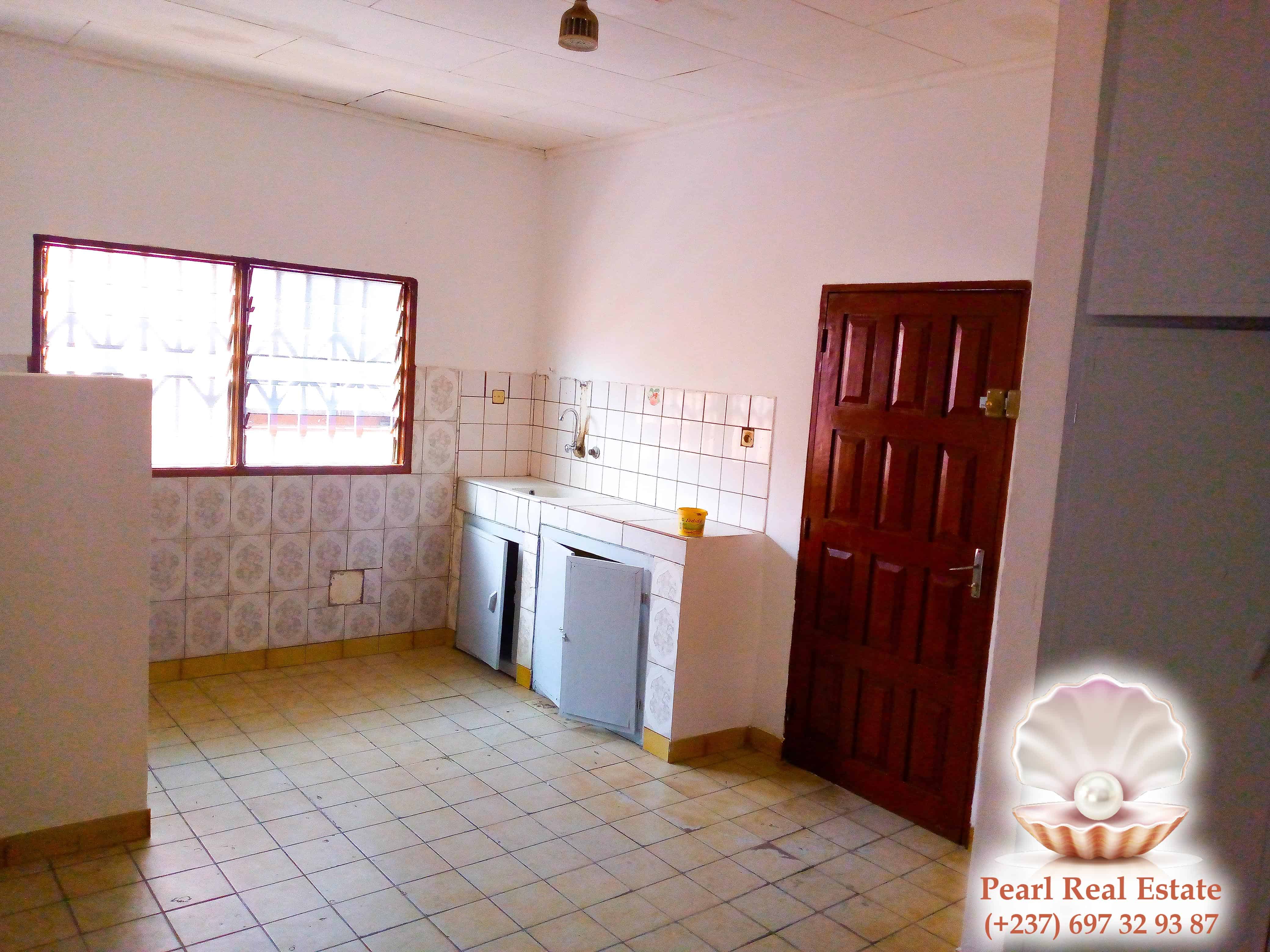 Maison (Villa) à louer - Yaoundé, Etoug-Ebe, Petrolex - 1 salon(s), 4 chambre(s), 3 salle(s) de bains - 500 000 FCFA / mois