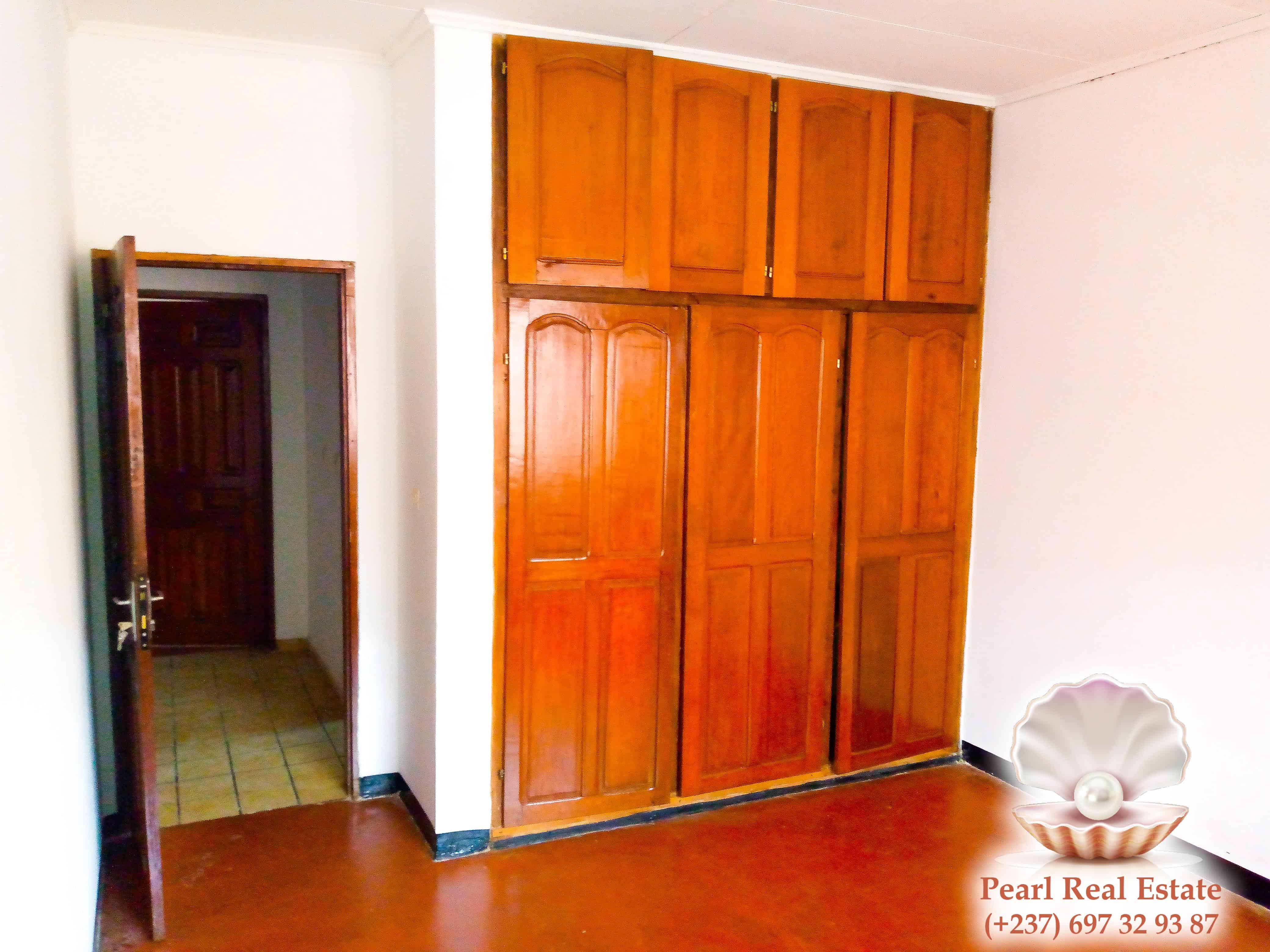 Maison (Villa) à louer - Yaoundé, Etoug-Ebe, Petrolex - 1 salon(s), 4 chambre(s), 3 salle(s) de bains - 500 000 FCFA / mois