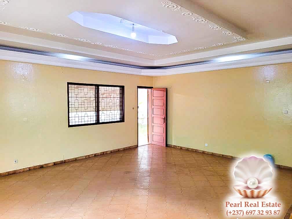 Maison (Villa) à louer - Yaoundé, Bastos, Bastos - 1 salon(s), 4 chambre(s), 3 salle(s) de bains - 1 000 000 FCFA / mois