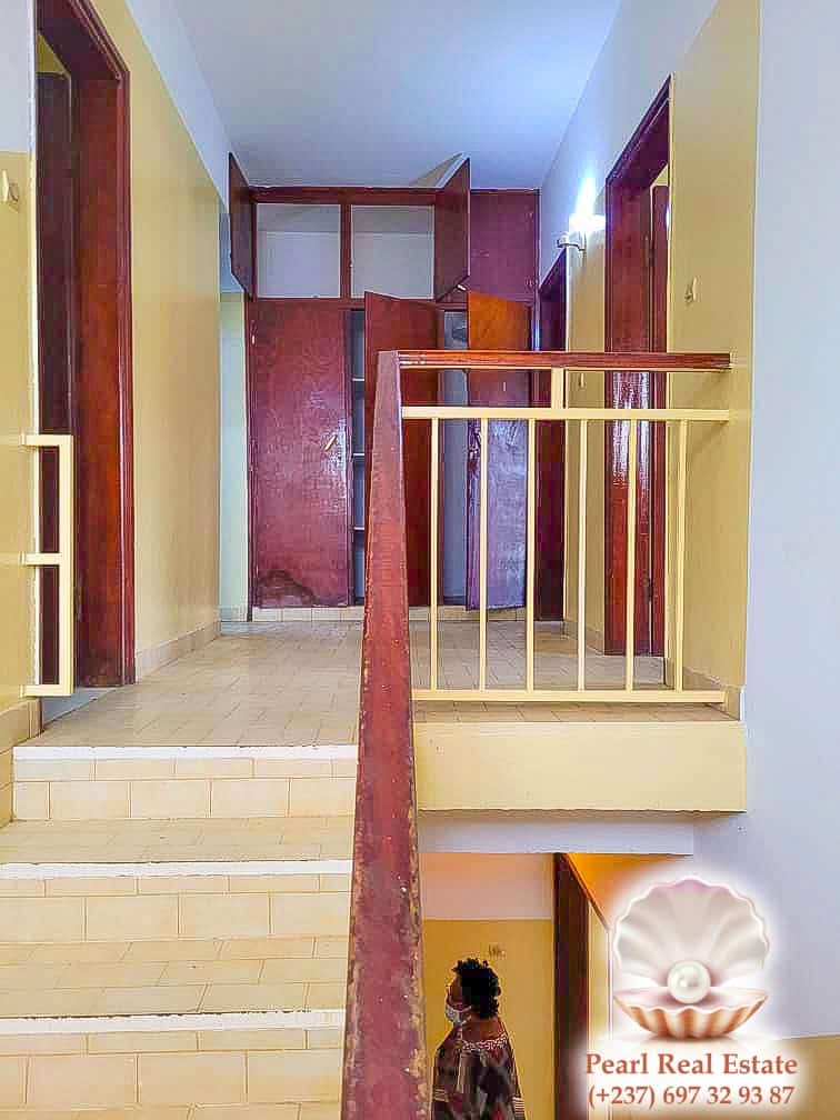 Maison (Villa) à louer - Yaoundé, Bastos, Bastos - 1 salon(s), 4 chambre(s), 3 salle(s) de bains - 1 000 000 FCFA / mois