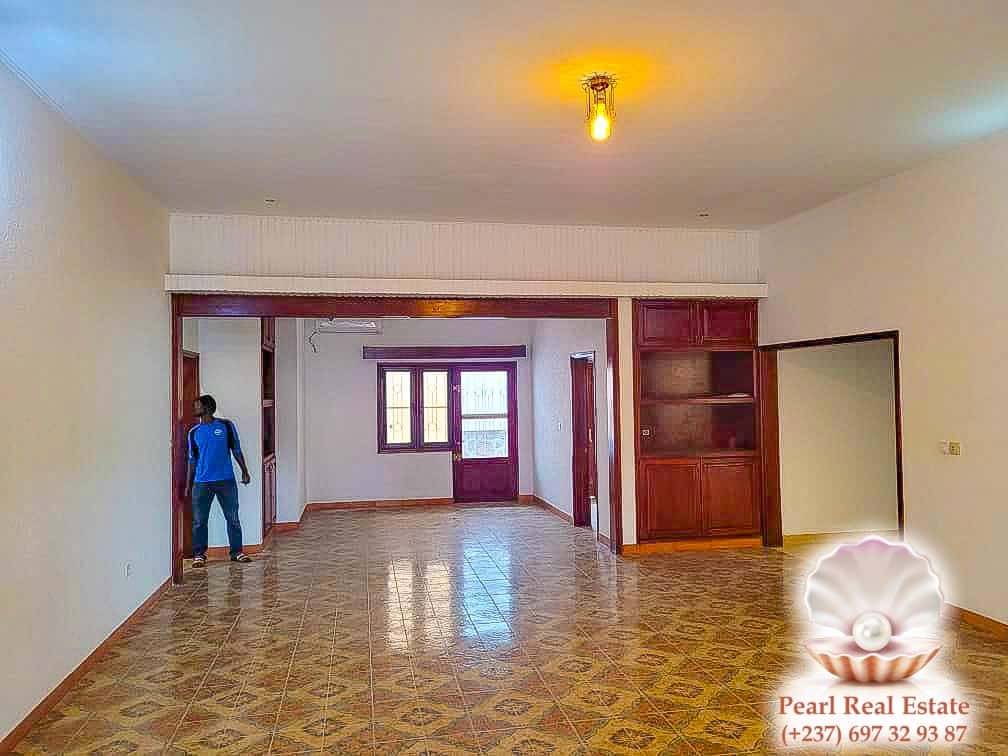 Maison (Villa) à louer - Yaoundé, Bastos, Bastos - 1 salon(s), 4 chambre(s), 3 salle(s) de bains - 2 000 000 FCFA / mois