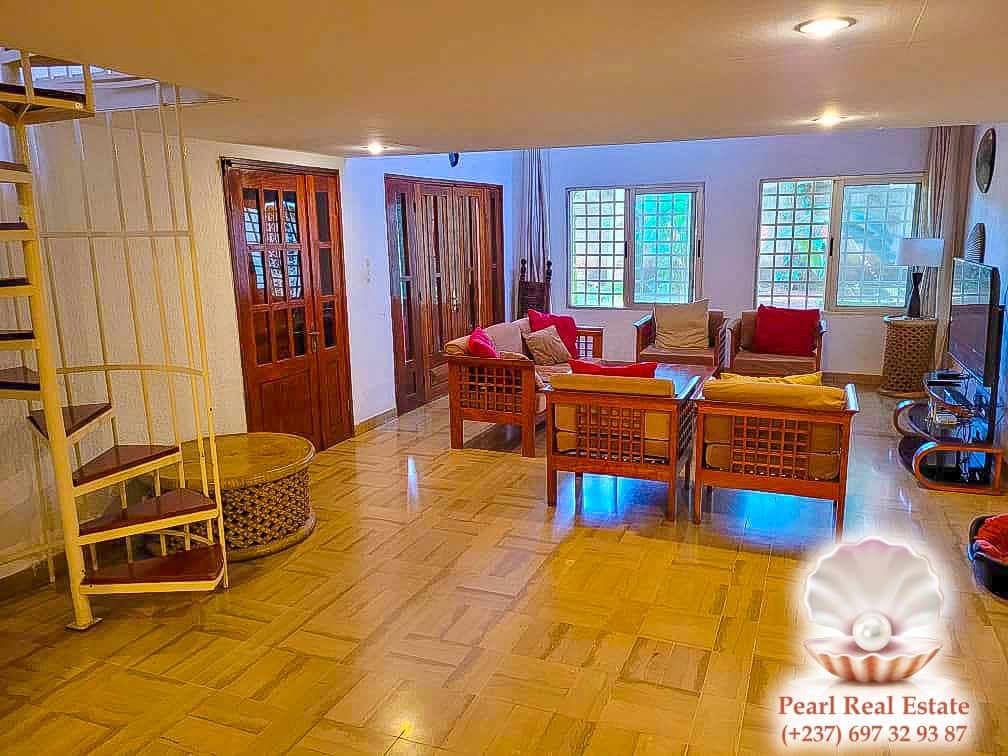 Maison (Villa) à louer - Yaoundé, Bastos, Bastos - 1 salon(s), 4 chambre(s), 3 salle(s) de bains - 1 000 000 FCFA / mois