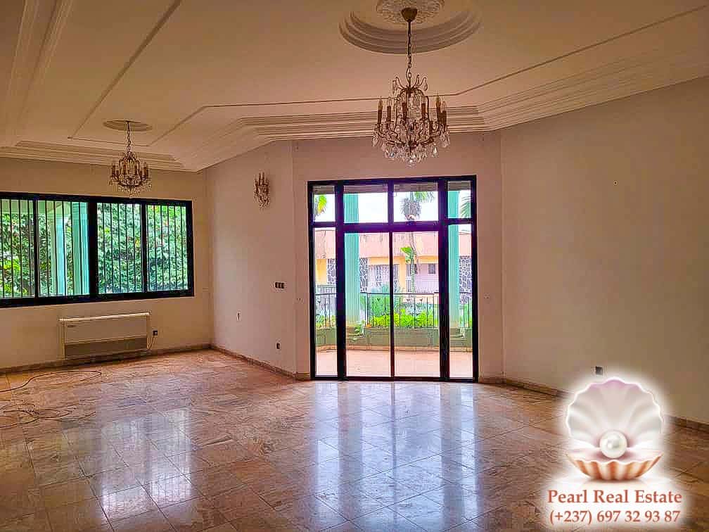 Maison (Villa) à louer - Yaoundé, Bastos, Bastos - 1 salon(s), 4 chambre(s), 3 salle(s) de bains - 5 000 000 FCFA / mois