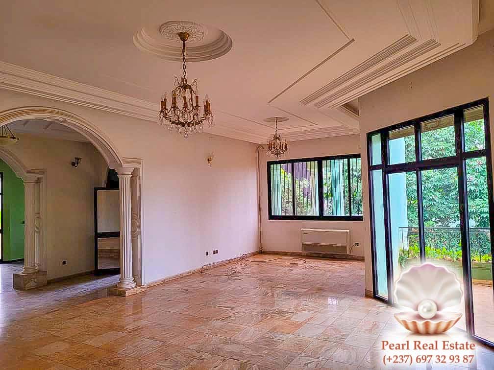 Maison (Villa) à louer - Yaoundé, Bastos, Bastos - 1 salon(s), 4 chambre(s), 3 salle(s) de bains - 5 000 000 FCFA / mois