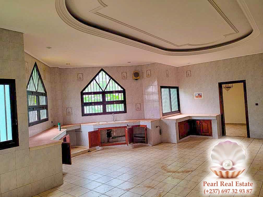 Maison (Villa) à louer - Yaoundé, Bastos, Bastos - 1 salon(s), 4 chambre(s), 3 salle(s) de bains - 5 000 000 FCFA / mois