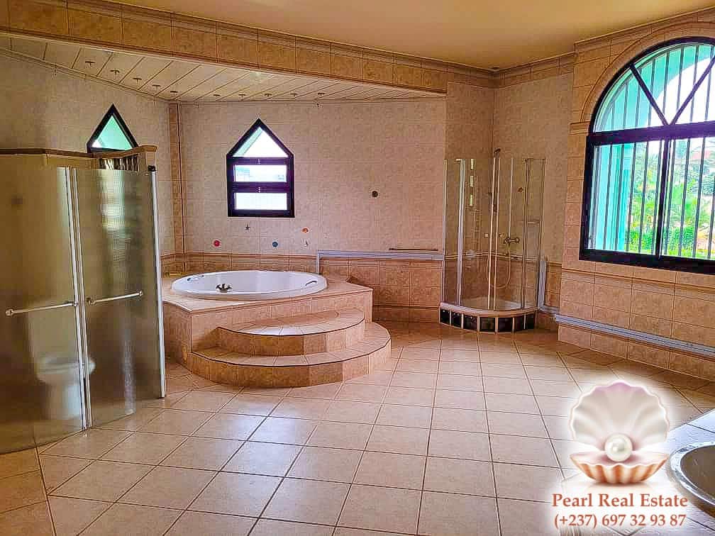 Maison (Villa) à louer - Yaoundé, Bastos, Bastos - 1 salon(s), 4 chambre(s), 3 salle(s) de bains - 5 000 000 FCFA / mois