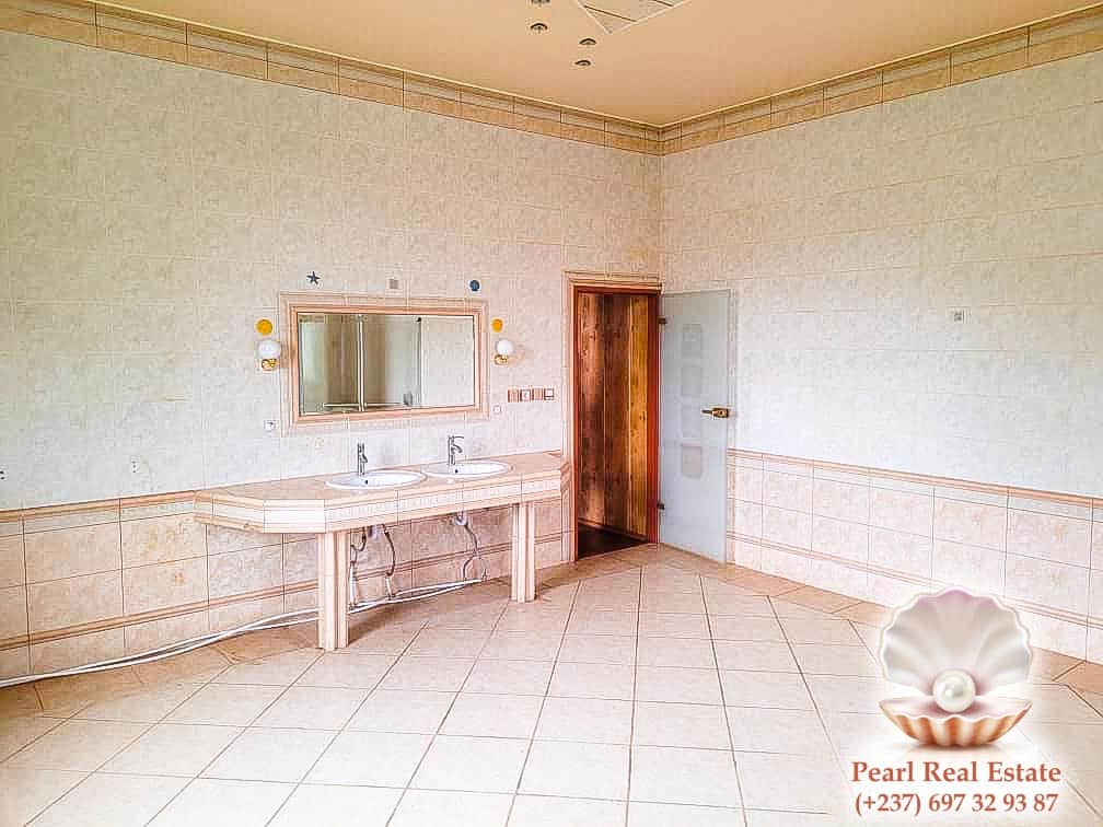 Maison (Villa) à louer - Yaoundé, Bastos, Bastos - 1 salon(s), 4 chambre(s), 3 salle(s) de bains - 5 000 000 FCFA / mois