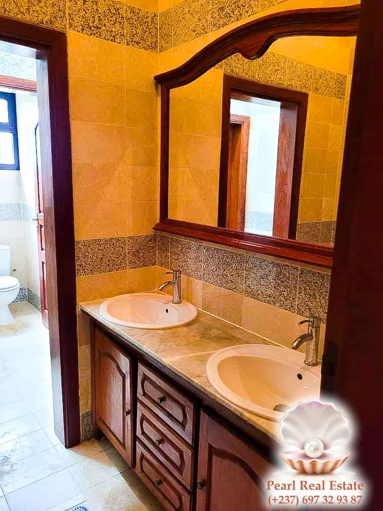 Maison (Villa) à louer - Yaoundé, Bastos, Bastos - 1 salon(s), 4 chambre(s), 3 salle(s) de bains - 5 000 000 FCFA / mois
