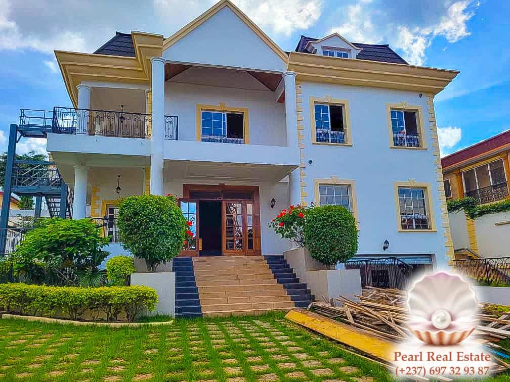 Maison (Villa) à louer - Yaoundé, Bastos, Bastos - 1 salon(s), 4 chambre(s), 3 salle(s) de bains - 5 000 000 FCFA / mois