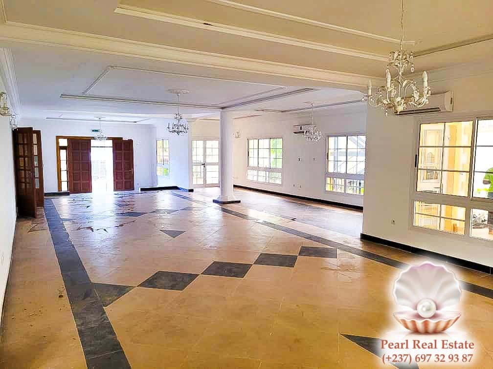 Maison (Villa) à louer - Yaoundé, Bastos, Bastos - 1 salon(s), 4 chambre(s), 3 salle(s) de bains - 5 000 000 FCFA / mois