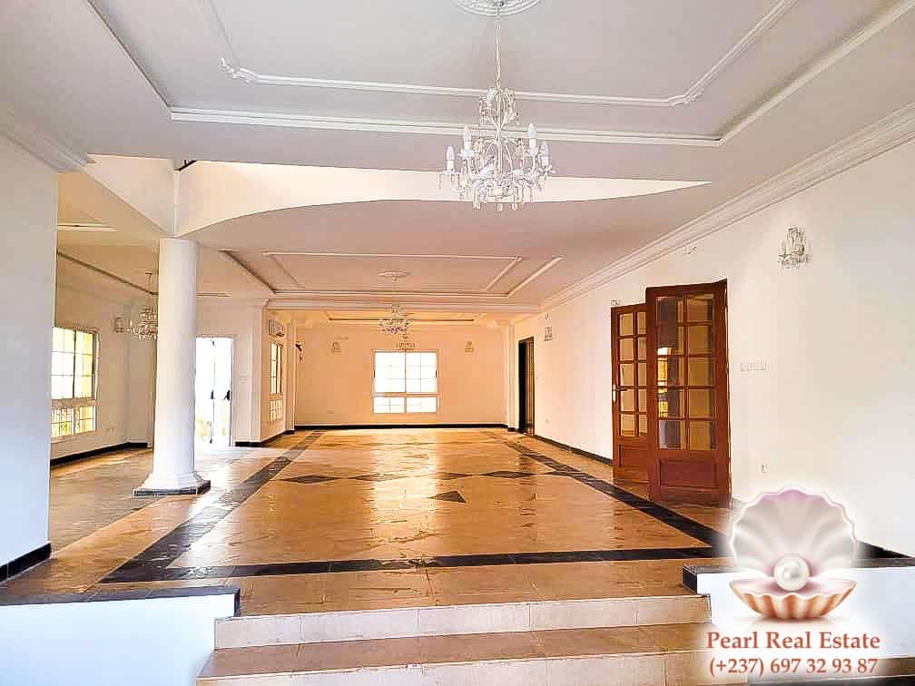 Maison (Villa) à louer - Yaoundé, Bastos, Bastos - 1 salon(s), 4 chambre(s), 3 salle(s) de bains - 5 000 000 FCFA / mois