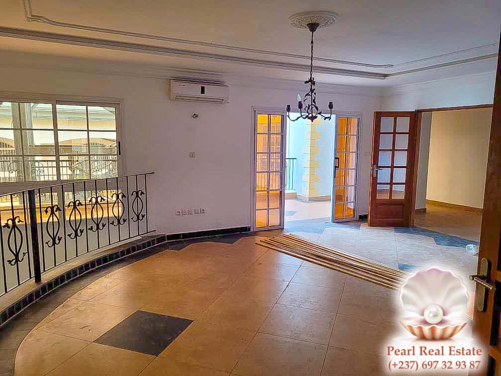 Maison (Villa) à louer - Yaoundé, Bastos, Bastos - 1 salon(s), 4 chambre(s), 3 salle(s) de bains - 5 000 000 FCFA / mois