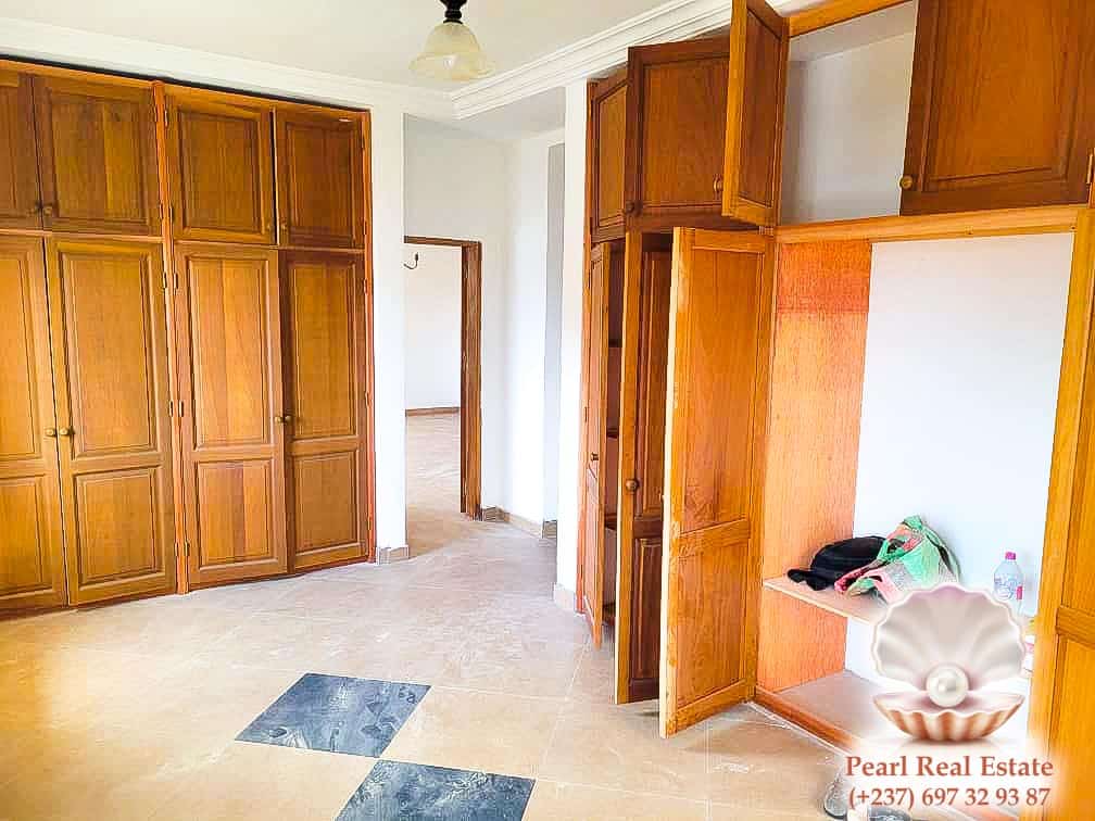 Maison (Villa) à louer - Yaoundé, Bastos, Bastos - 1 salon(s), 4 chambre(s), 3 salle(s) de bains - 5 000 000 FCFA / mois