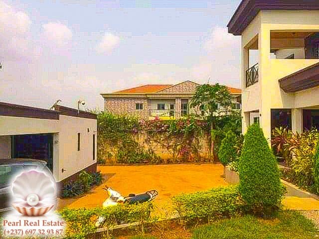 Maison (Villa) à vendre - Yaoundé, Odza, Mvog Man Ze - 1 salon(s), 4 chambre(s), 3 salle(s) de bains - 300 000 000 FCFA