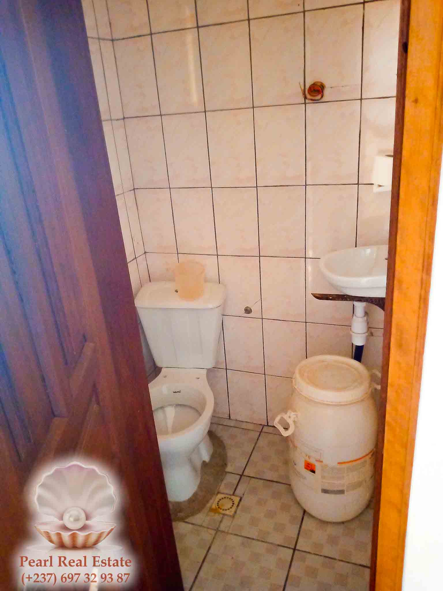 Maison (Duplex) à vendre - Yaoundé, Oyom-Abang, Camp Sonel Oyom-Abang - 2 salon(s), 6 chambre(s), 6 salle(s) de bains - 80 000 000 FCFA