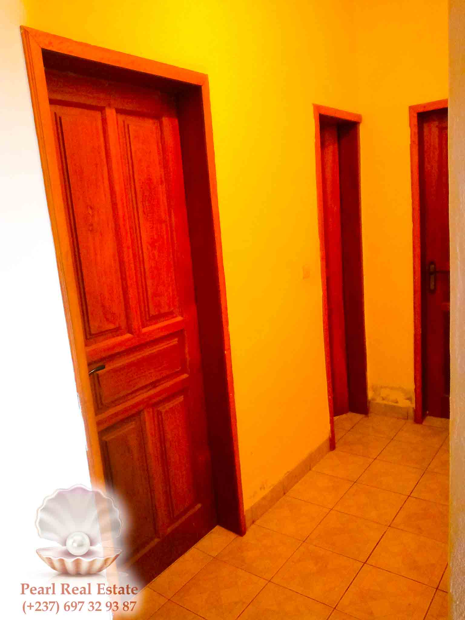 Maison (Duplex) à vendre - Yaoundé, Oyom-Abang, Camp Sonel Oyom-Abang - 2 salon(s), 6 chambre(s), 6 salle(s) de bains - 80 000 000 FCFA
