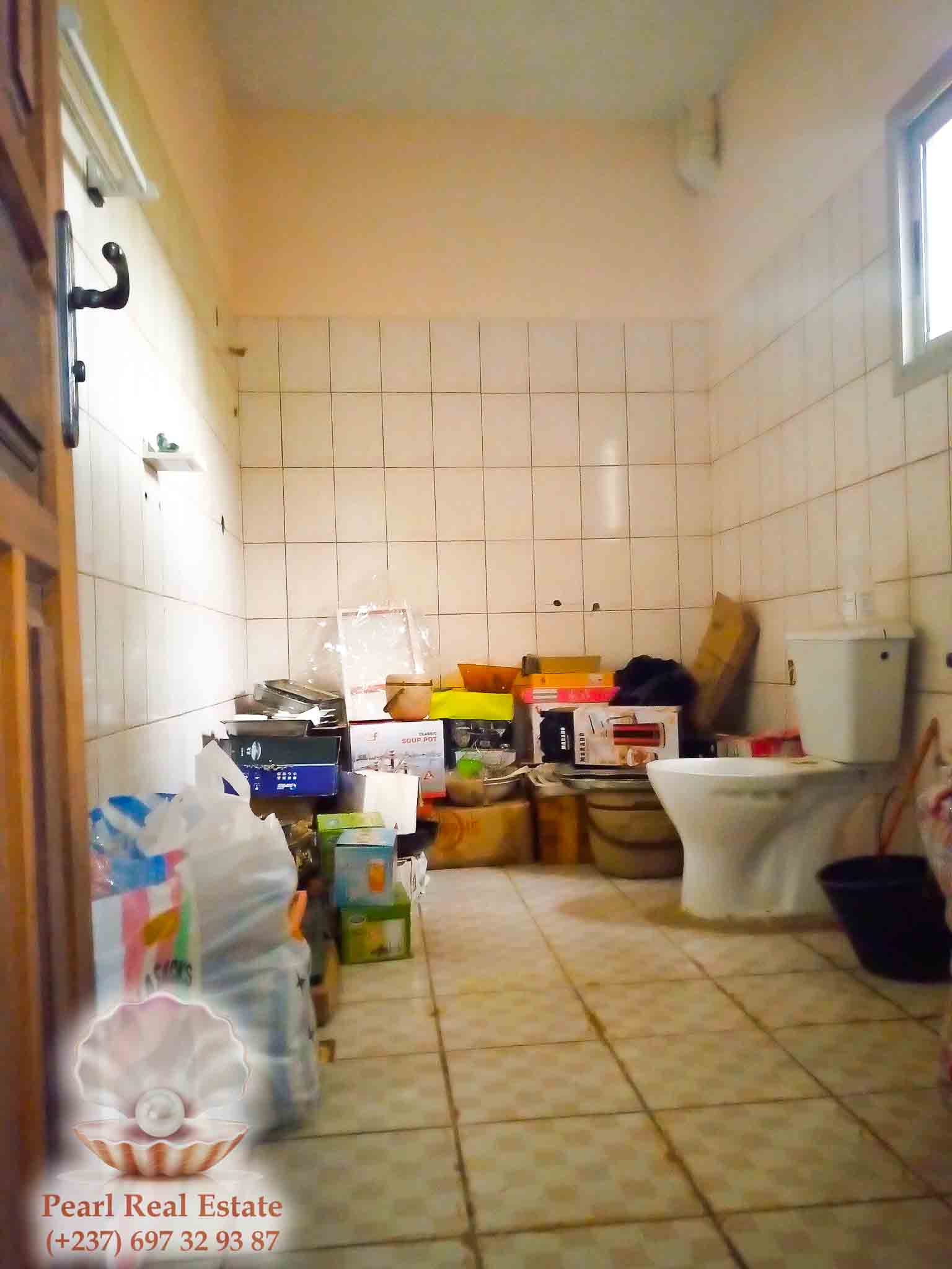 Maison (Duplex) à vendre - Yaoundé, Oyom-Abang, Camp Sonel Oyom-Abang - 2 salon(s), 6 chambre(s), 6 salle(s) de bains - 80 000 000 FCFA