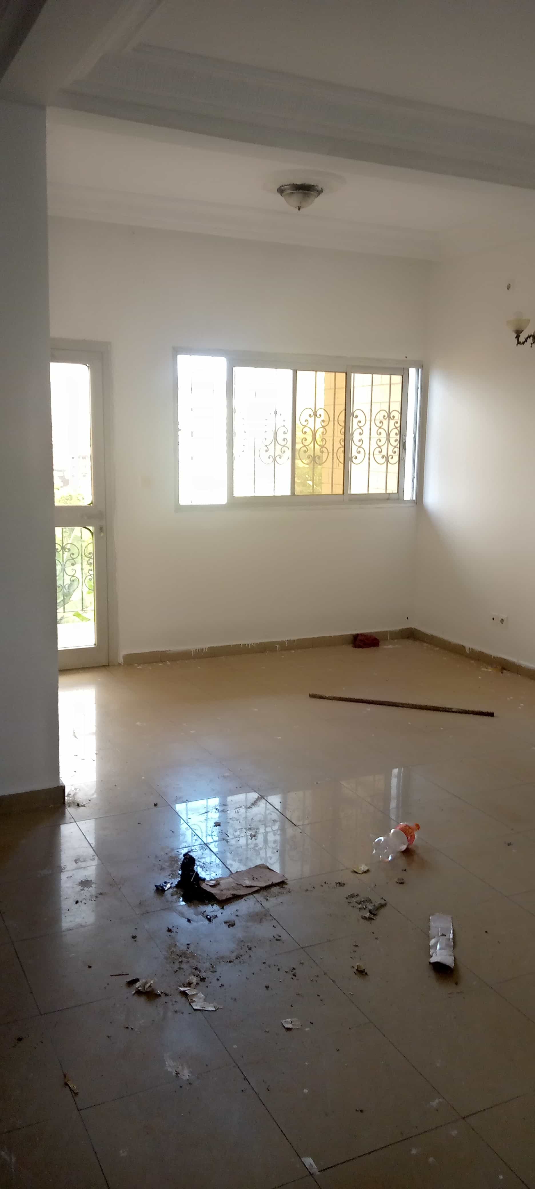 Apartment to rent - Yaoundé, Essos, Pas loin de masso - 1 living room(s), 2 bedroom(s), 2 bathroom(s) - 150 000 FCFA / month