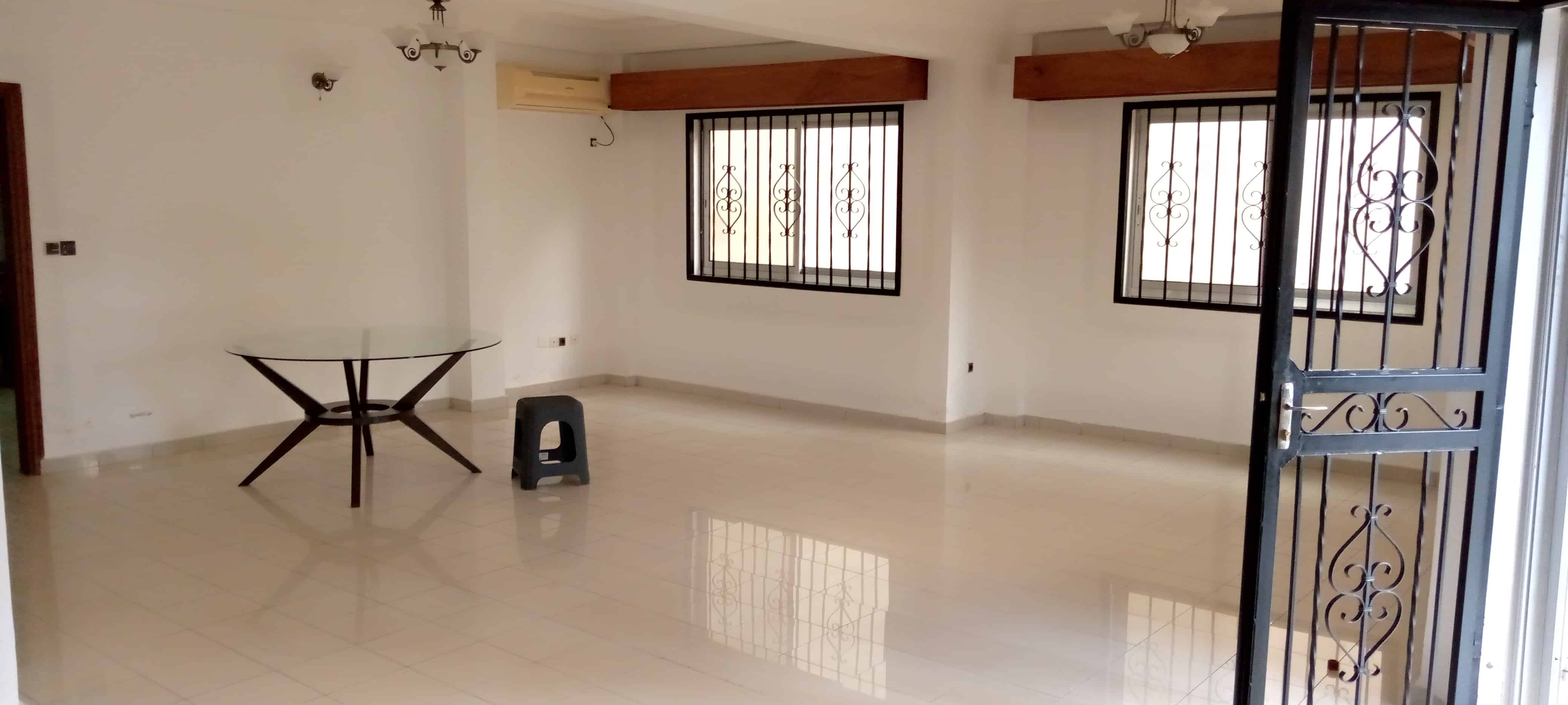 Apartment to rent - Yaoundé, Bastos, Golf - 1 living room(s), 2 bedroom(s), 3 bathroom(s) - 800 000 FCFA / month