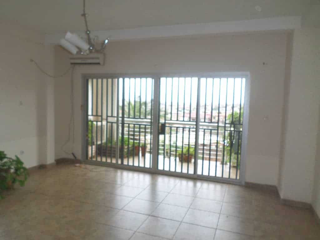 Apartment to rent - Yaoundé, Bastos, Puccini - 1 living room(s), 2 bedroom(s), 3 bathroom(s) - 300 000 FCFA / month