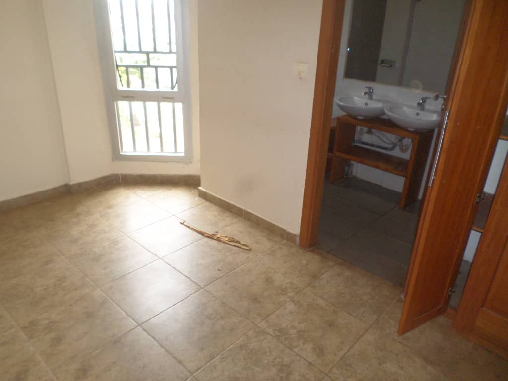 Apartment to rent - Yaoundé, Bastos, Puccini - 1 living room(s), 2 bedroom(s), 3 bathroom(s) - 300 000 FCFA / month