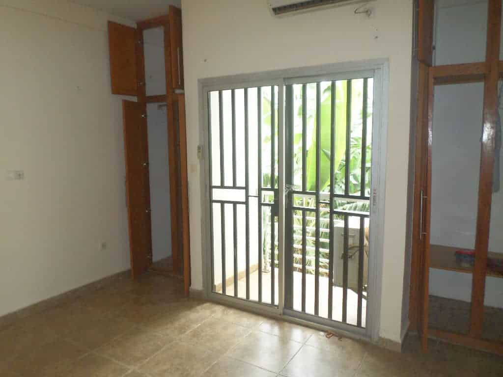 Apartment to rent - Yaoundé, Bastos, Puccini - 1 living room(s), 2 bedroom(s), 3 bathroom(s) - 300 000 FCFA / month