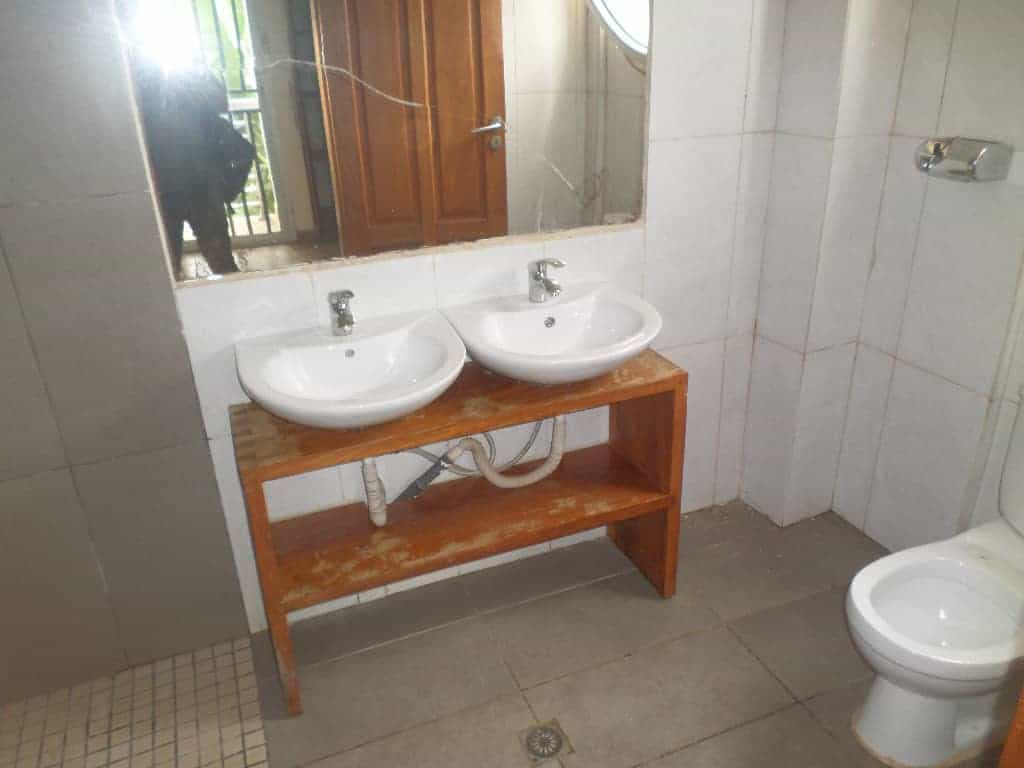 Apartment to rent - Yaoundé, Bastos, Puccini - 1 living room(s), 2 bedroom(s), 3 bathroom(s) - 300 000 FCFA / month